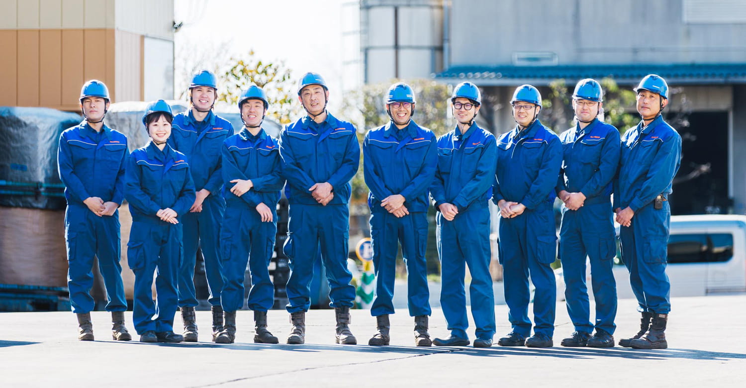 笑顔で一列にならぶ長沼商事のスタッフ