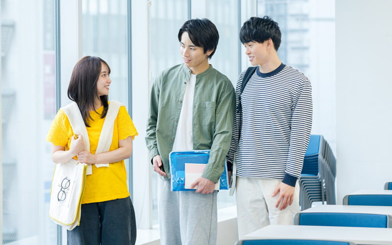 会話をする大学生