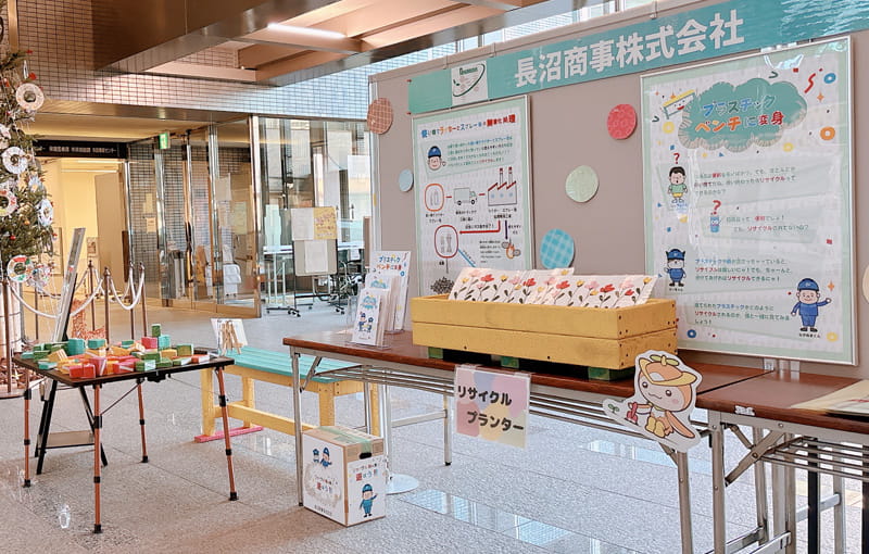 所沢市役所環境展示会に展示されたYokkoishoのベンチとプランター