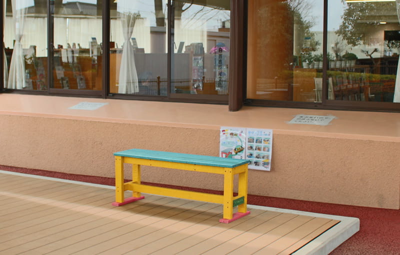 埼玉県日高市立図書館に設置されたYokkoishoのベンチ