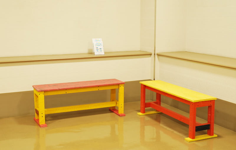 三重県亀山市総合環境センターに設置されたYokkoishoのベンチ