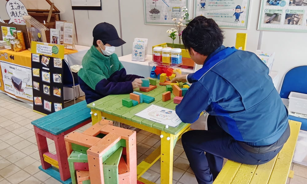 四日市市環境フェアに出展した際のテーブルやベンチのYokkoisho