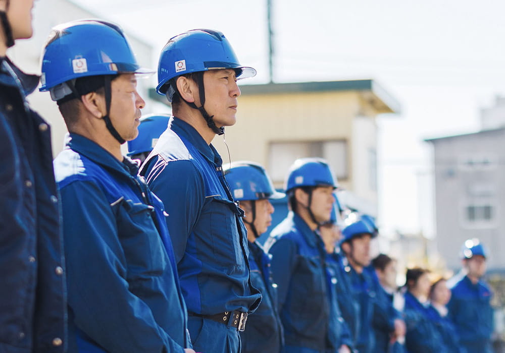 一列に並ぶ長沼商事のスタッフ